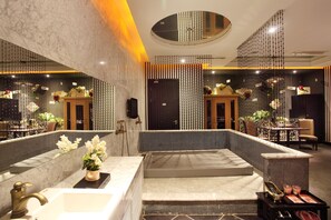 Badewanne und Dusche (separat), Whirlpool, Designer-Toilettenartikel