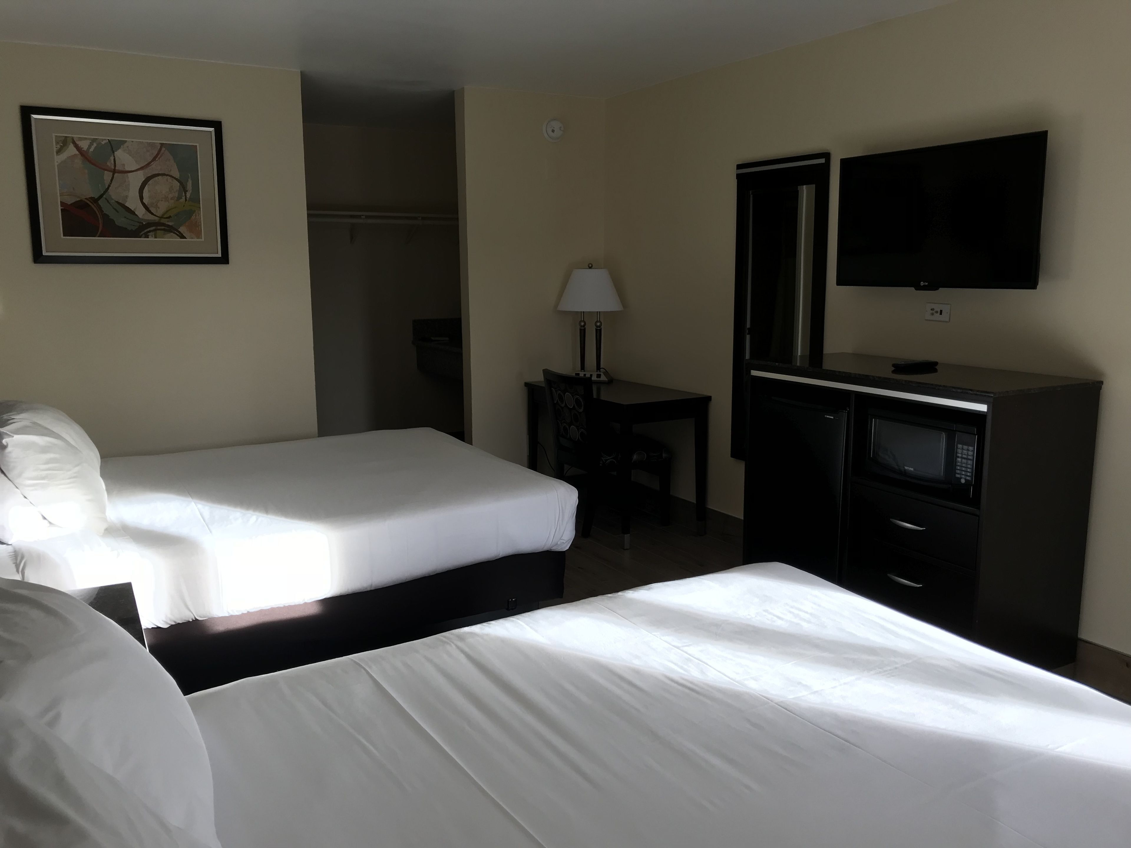 Premium bedding, desk, iron/ironing board, free WiFi