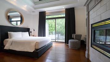 Muebles diferentes, cortinas blackout y tabla de planchar con plancha