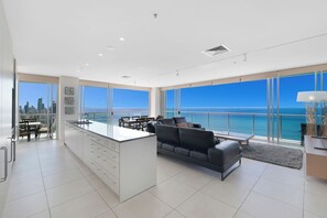 Four Bedroom Ocean View Apartment | 客廳 | 42 厘米平面電視連有線電視頻道、電視、DVD 播放機