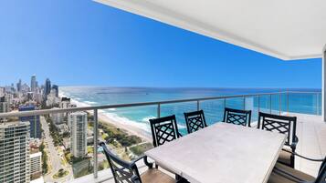 Four Bedroom Ocean View Apartment | Balcon