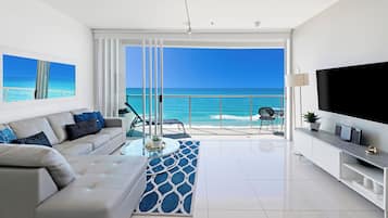 One Bedroom Ocean View Apartment | Living area