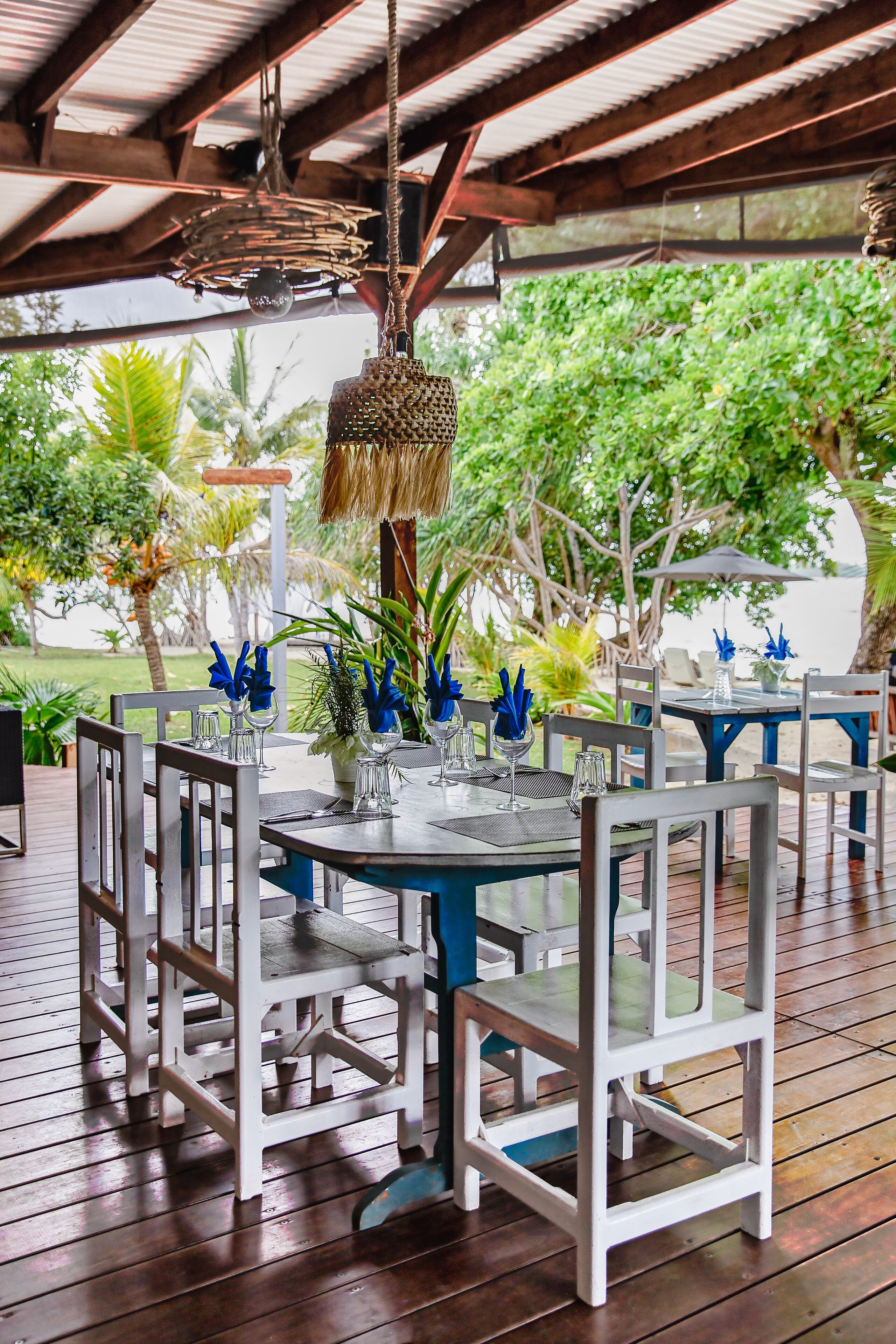 breakfast, lunch and dinner served