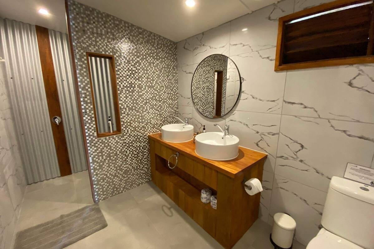 family room, poolside | bathroom | shower, towels