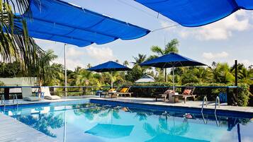 Piscine extérieure, chaises longues