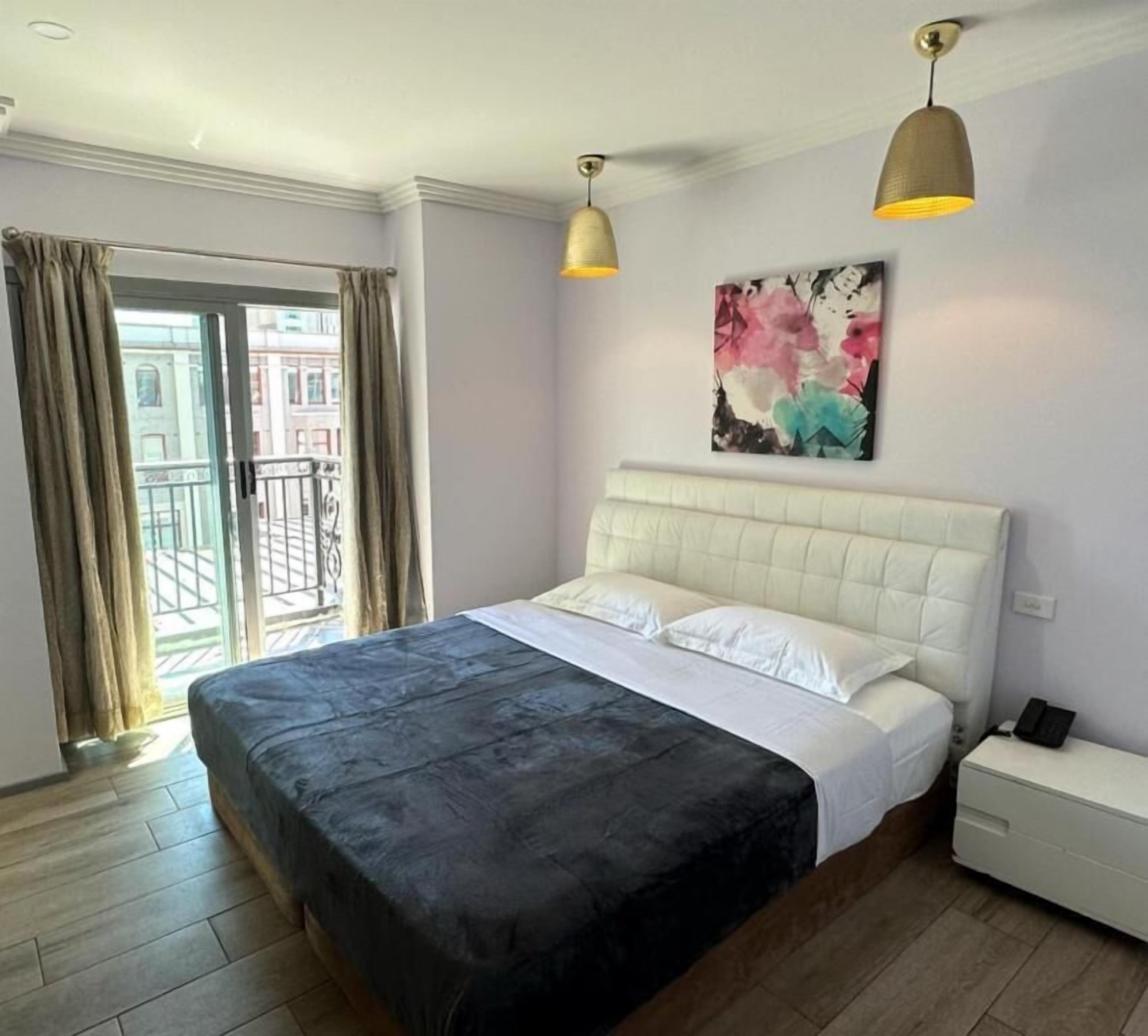 Premium King Balcony | Desk, soundproofing, free WiFi, bed sheets