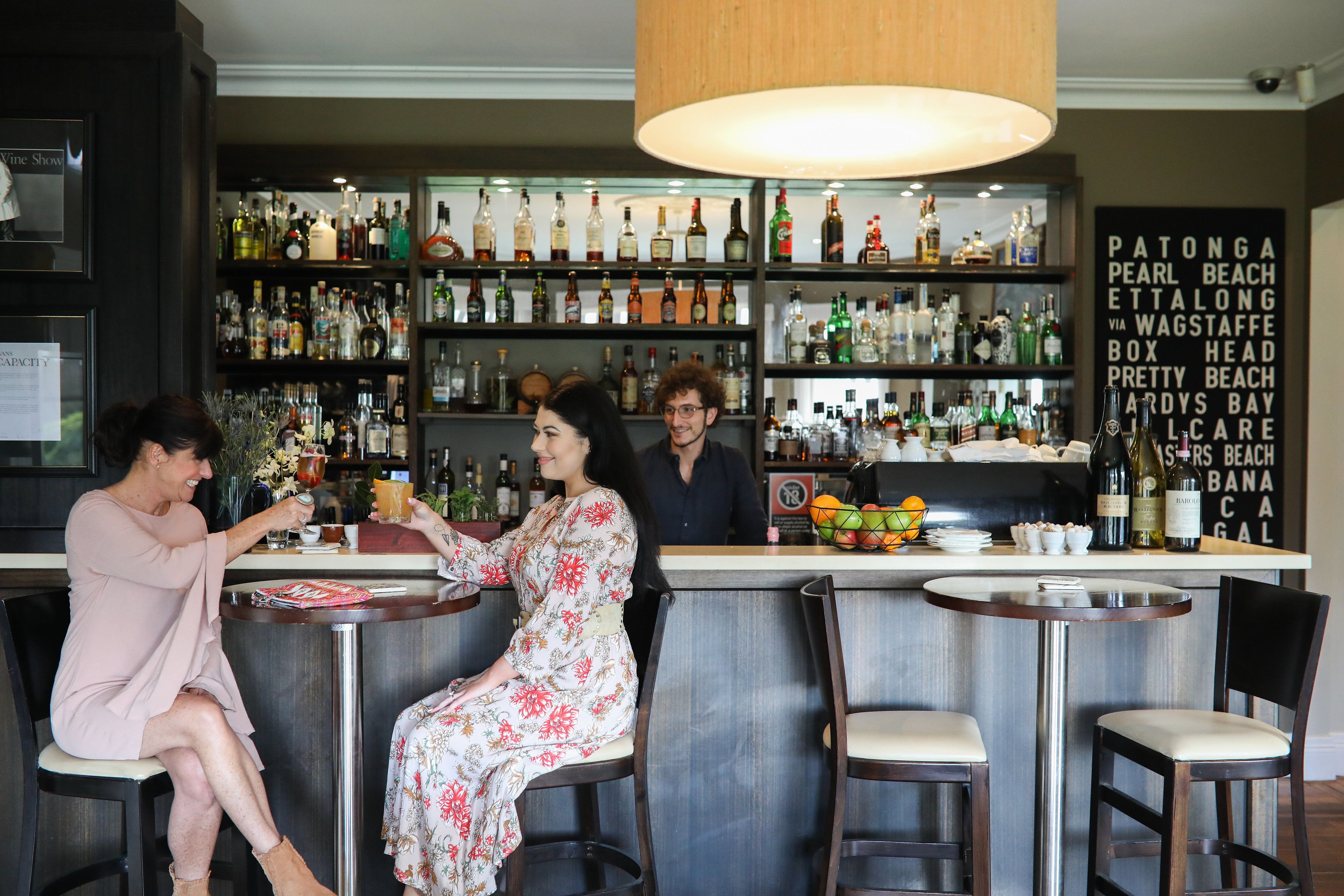 Bar (trong khuôn viên)