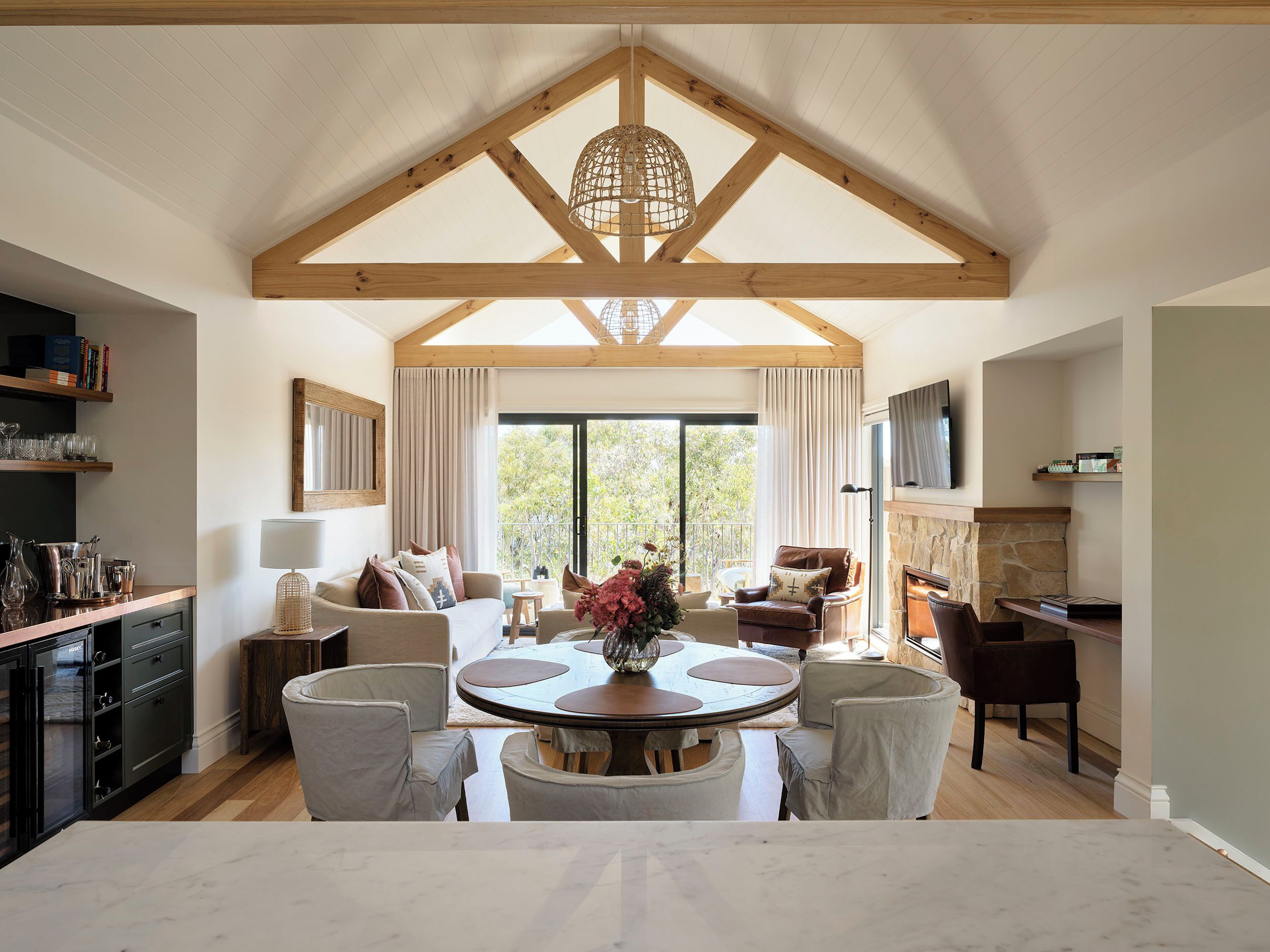 ラグジュアリー ハウス | リビング エリア | 暖炉、書庫、床暖房