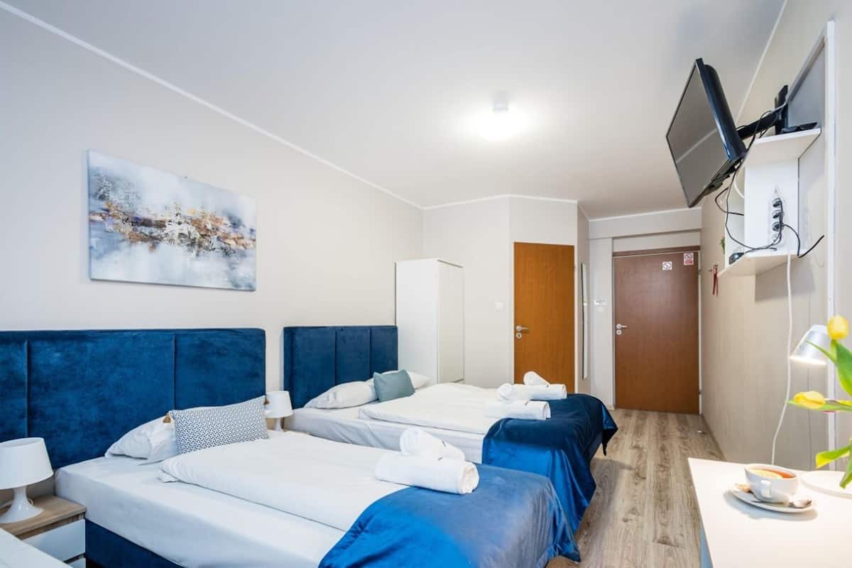 Kamar Quadruple Keluarga, Beberapa Tempat Tidur | Selimut bulu angsa, bantalan ekstra lembut, brankas, dan meja kerja