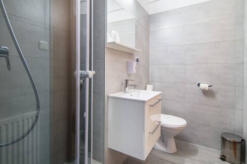 Douche, articles de toilette gratuits, sèche-cheveux