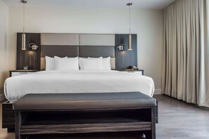 Room, 1 King Bed, Non Smoking | Premium bedding, Select Comfort beds, in-room safe, iron/ironing board - Les Suites Victoria, an Ascend Collection Hotel (Gatineau)