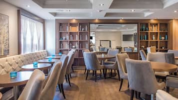 Desayuno con opciones de la cocina local todos los dĂas (con cargo)