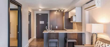 Suite, 1 queensize bed, toegankelijk voor mindervaliden, niet-roken (Efficiency) | Luxe beddengoed, Select Comfort-bedden, een kluis op de kamer