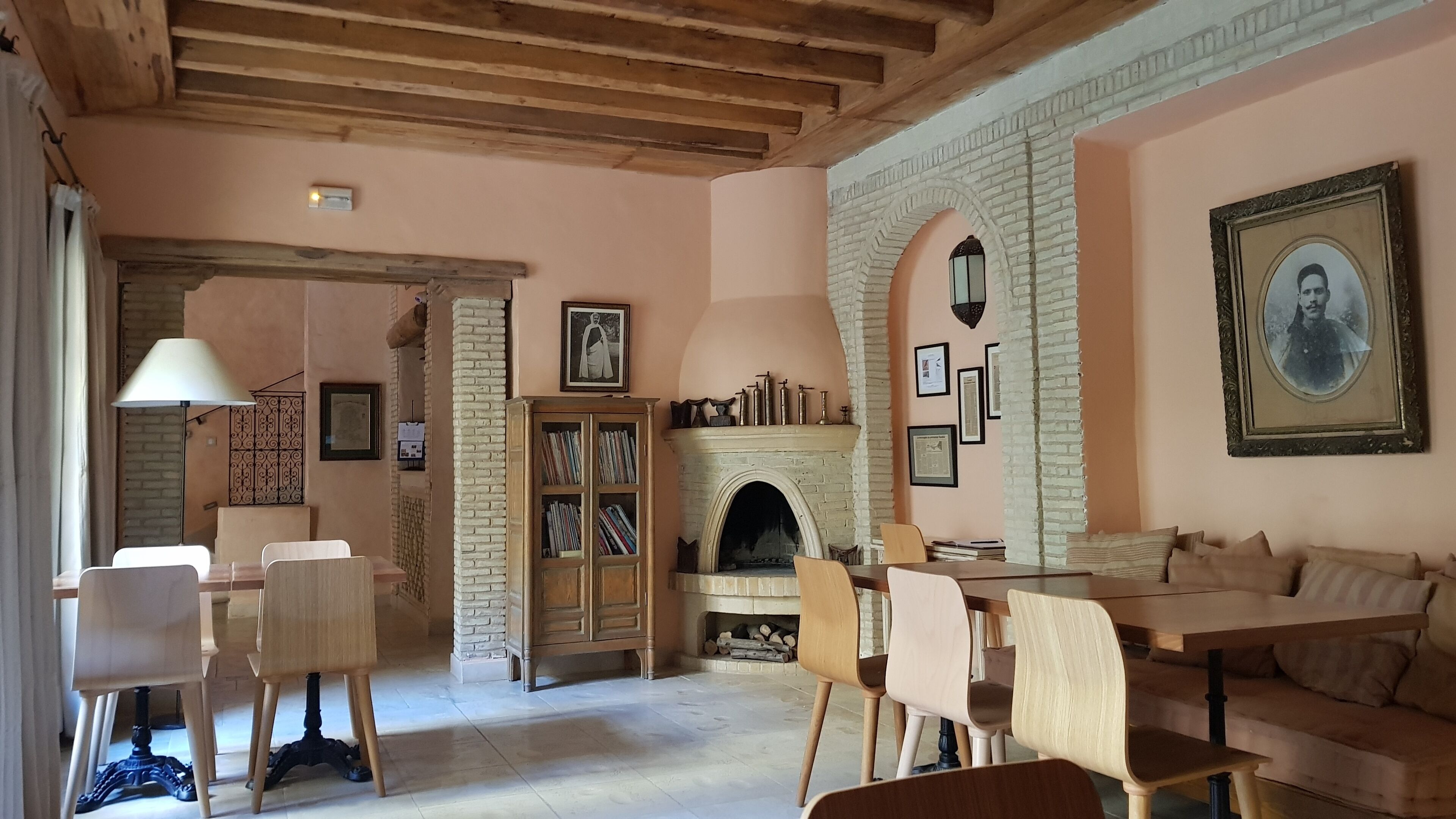 Ein gemütliches Wohnzimmer mit Kamin, Holzmöbeln und einer Bücherregal.