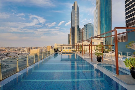 Piscina externa, guarda-sóis, espreguiçadeiras