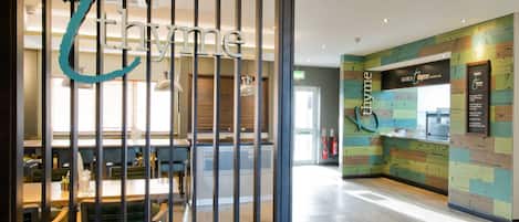 Petit déjeuner, déjeuner et dîner servis sur place