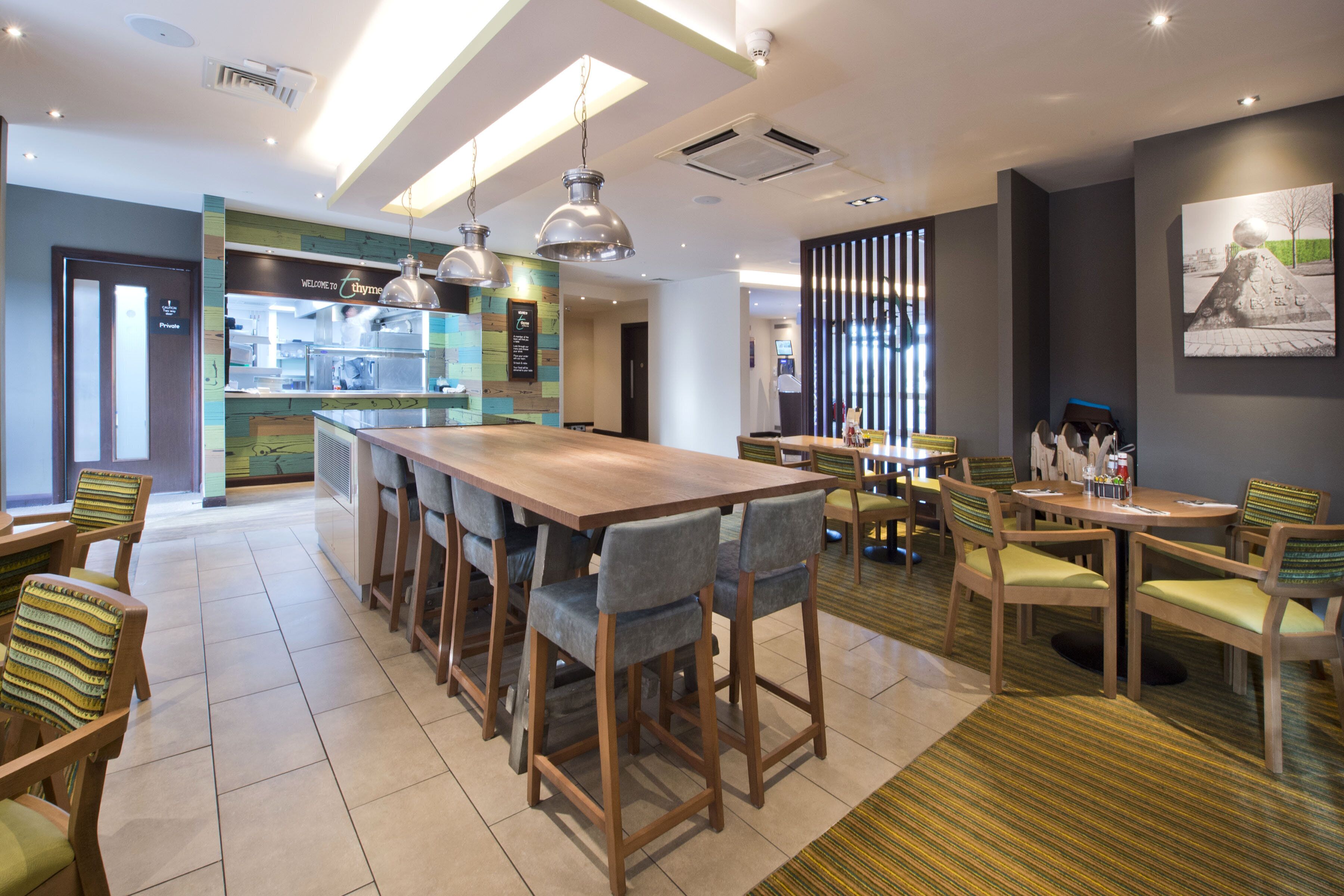 Serveert ontbijt, lunch en diner