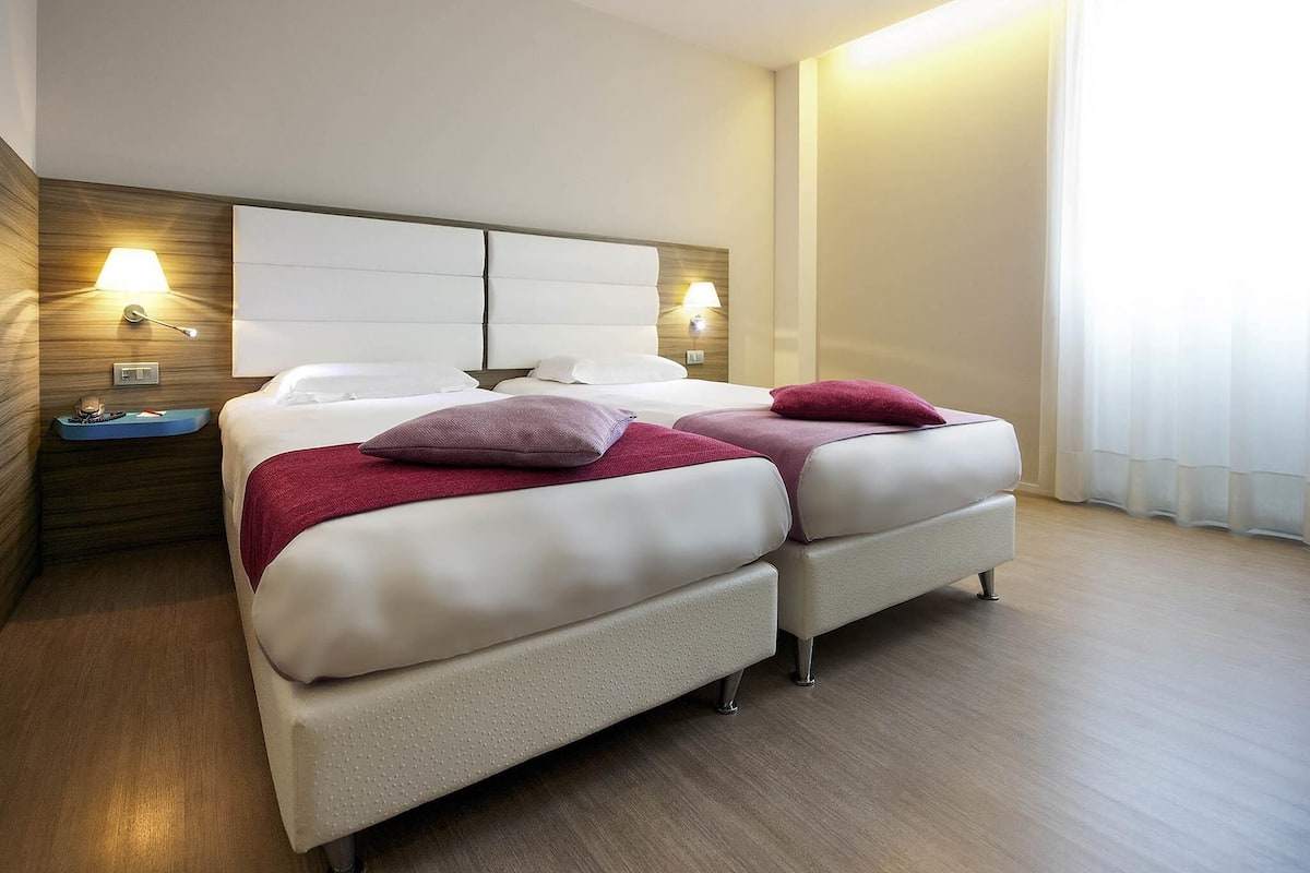 Standard Twin Room, 2 Twin Beds | In-room safe, desk, laptop workspace, soundproofing