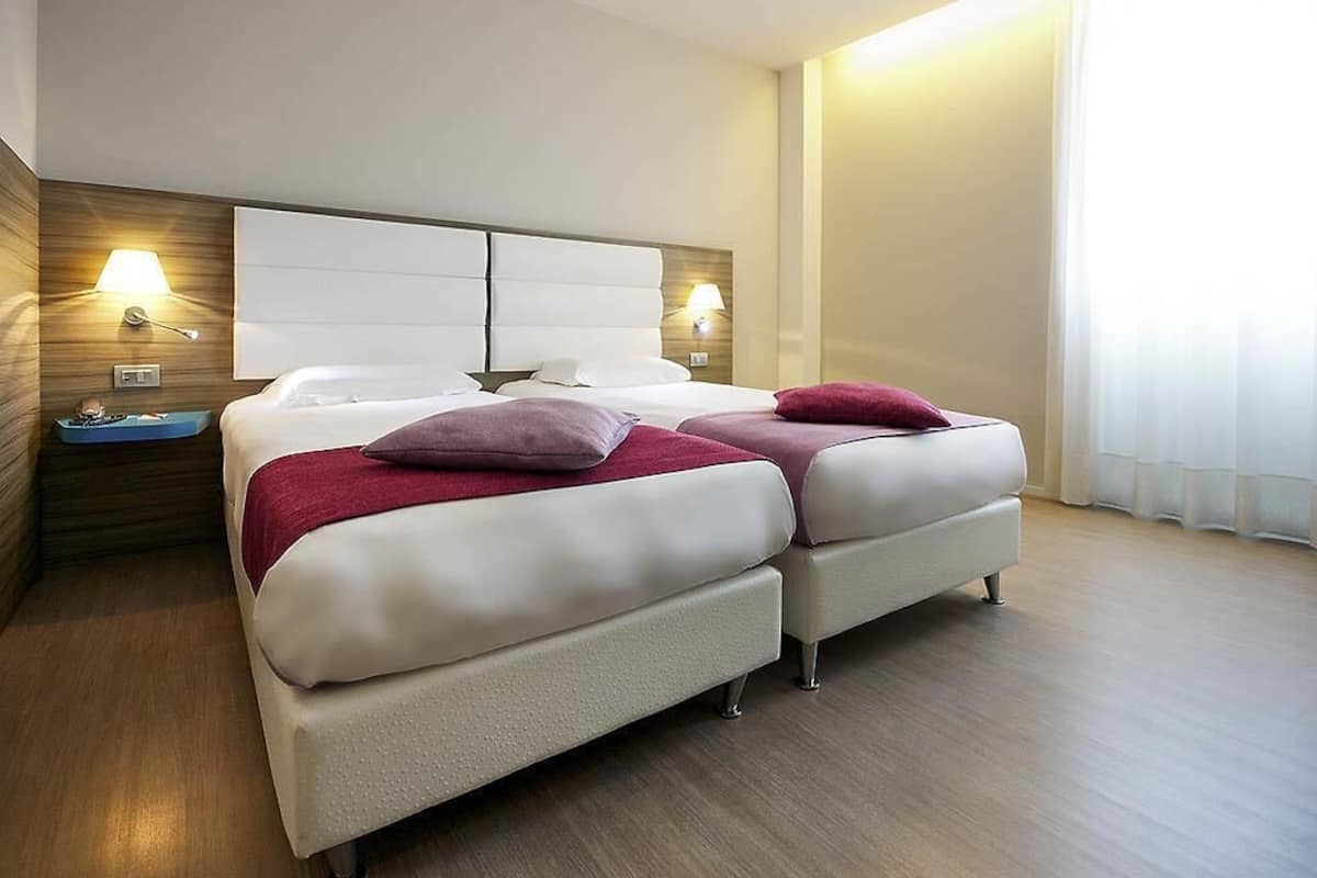 Habitación estándar con 2 camas individuales, 2 camas individuales | Caja de seguridad en la habitación y escritorio