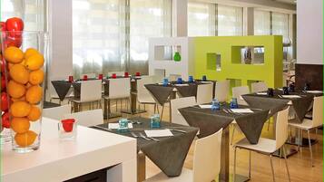 Tägliches Frühstücksbuffet (14 EUR pro Person)