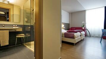 Habitación estándar, varias camas (4 pax) | Caja de seguridad en la habitación y escritorio