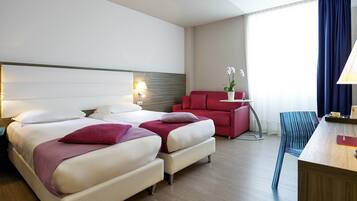 Quarto, 3 camas de solteiro | Cofres nos quartos, escrivaninha, espaço de trabalho para notebook