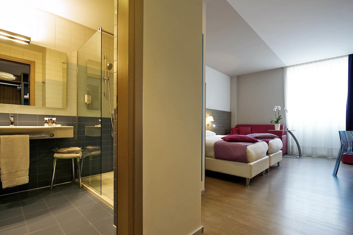 Quarto standard, várias camas (4 pax) | Cofres nos quartos, escrivaninha, espaço de trabalho para notebook