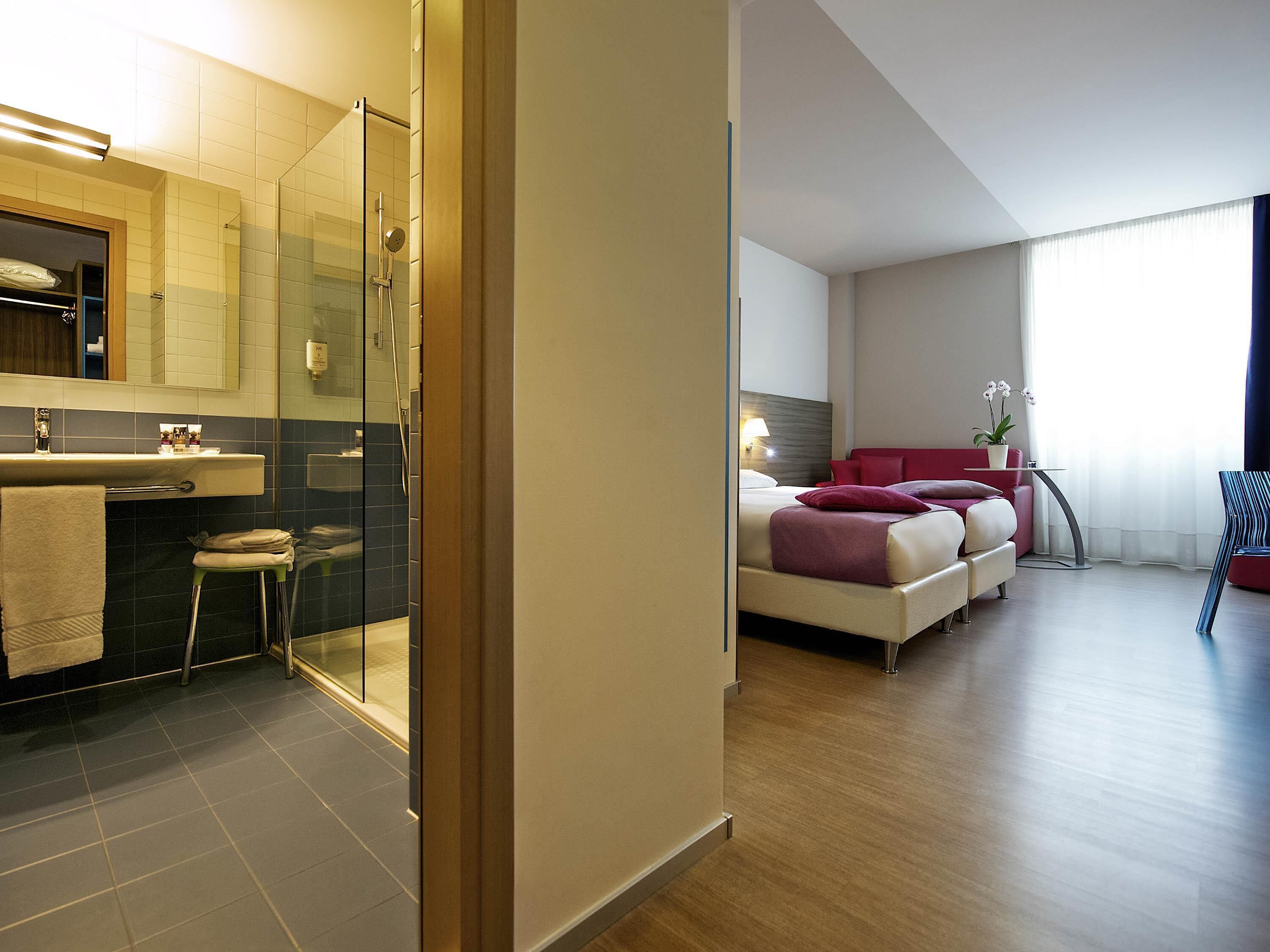 Standaard kamer, Meerdere bedden (4 pax) | Een kluis op de kamer, een bureau, een laptopwerkplek