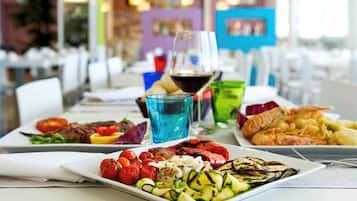 Breakfast served, international cuisine