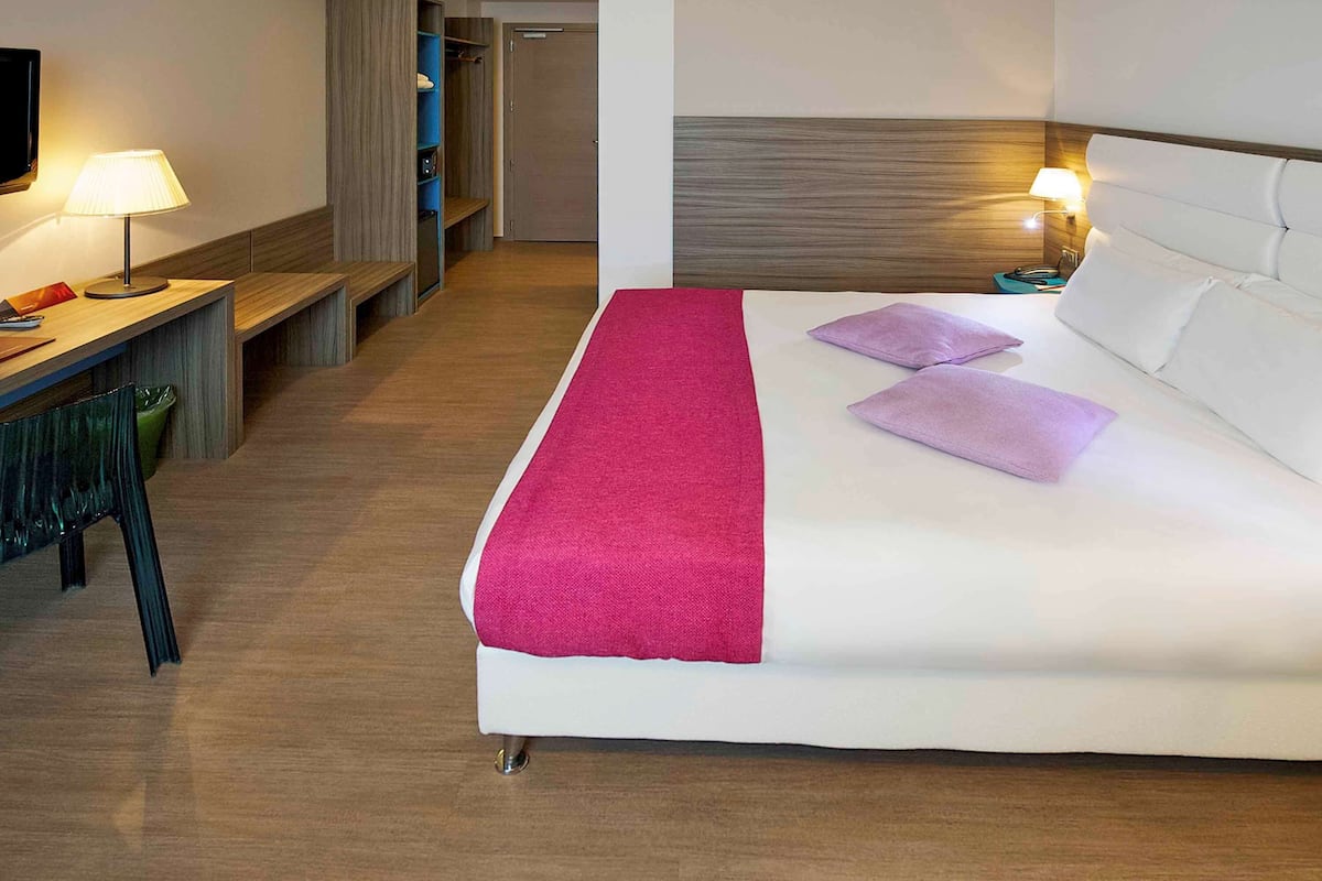 in-room safe, desk, laptop workspace, soundproofing