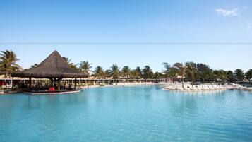 Piscina externa, guarda-sóis, espreguiçadeiras