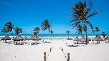 Am Strand, Liegestühle, Sonnenschirme, Strandtücher