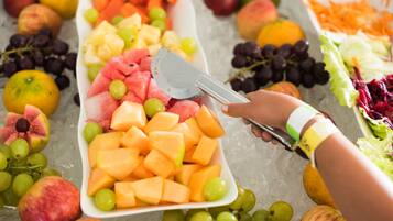 Diversas frutas como melancia, uvas e maçãs em um prato.