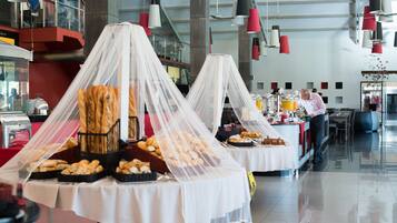 Café da manhã com buffet grátis todos os dias