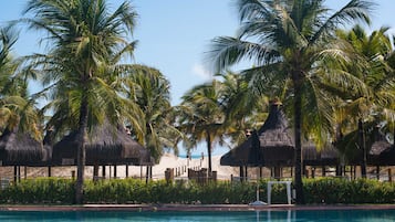 Piscina externa, guarda-sóis, espreguiçadeiras