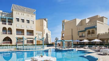 Piscina all'aperto, ombrelloni da piscina, lettini