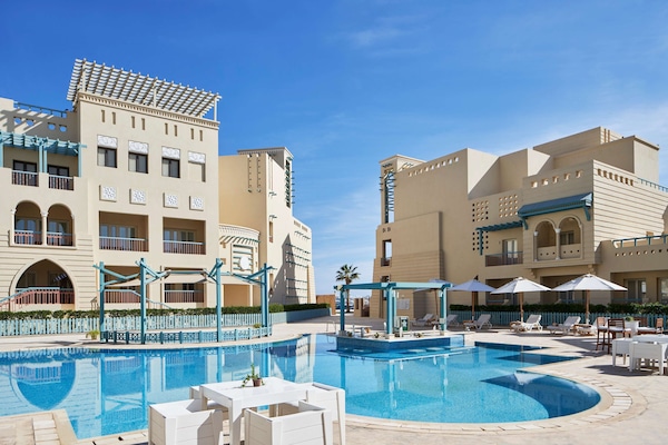 Piscina a l'aire lliure, para-sols i gandules