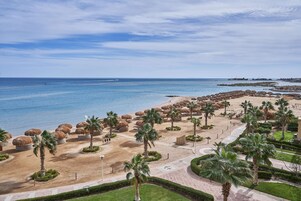 Free beach shuttle, sun-loungers, beach umbrellas, beach towels