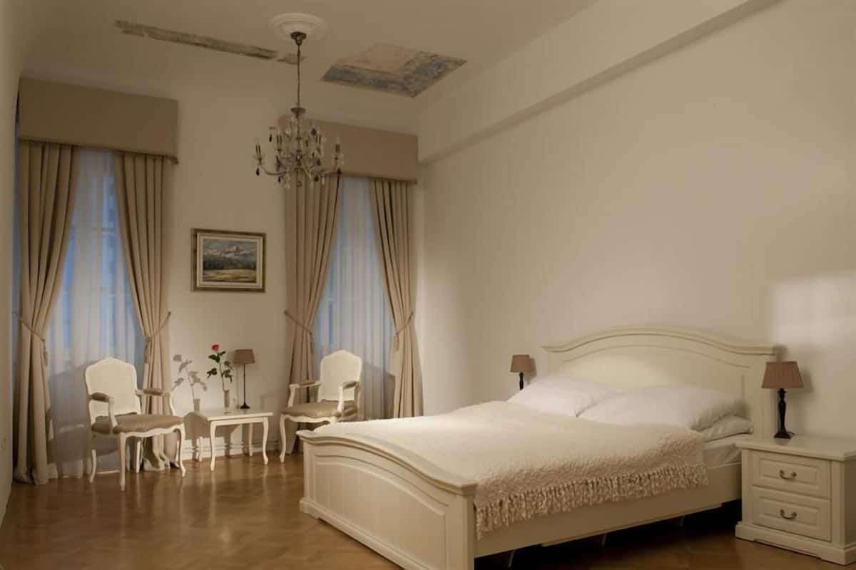 Egyptian cotton sheets, premium bedding, down duvets, minibar