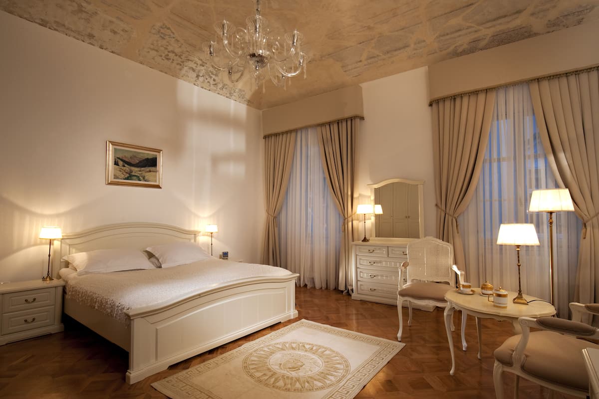Egyptian cotton sheets, premium bedding, down duvets, minibar
