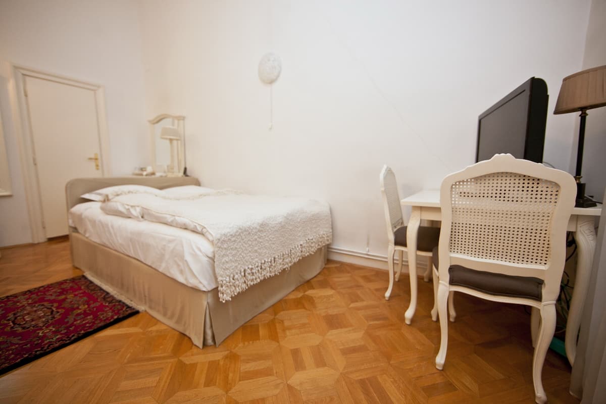 Egyptian cotton sheets, premium bedding, down duvets, minibar