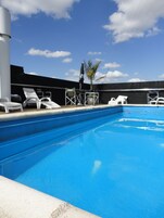 Una piscina al aire libre