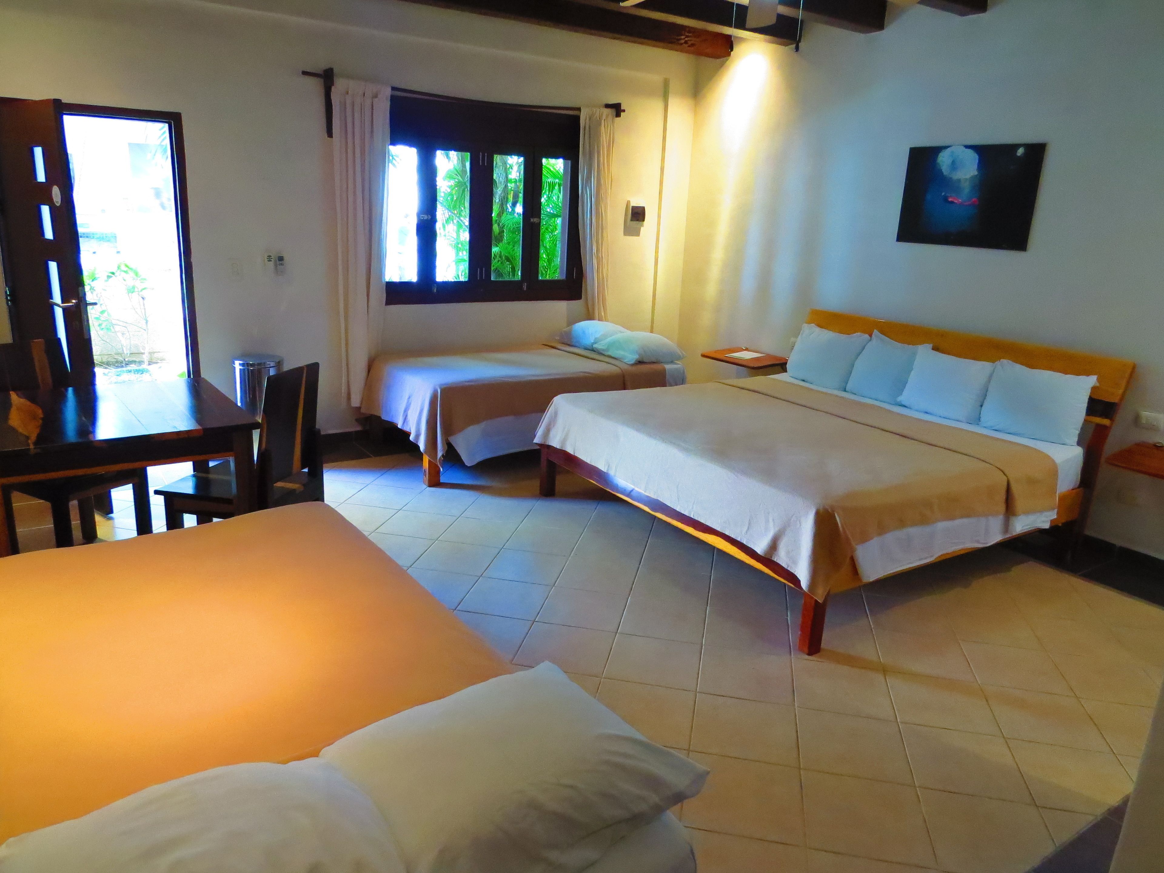 Kolmen hengen comfort-huone, esteetön, pohjakerroksessa | Tallelokero huoneessa, työpöytä, ilmainen Wi-Fi