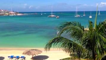 Una spiaggia nelle vicinanze, sabbia bianca, lettini da mare, ombrelloni