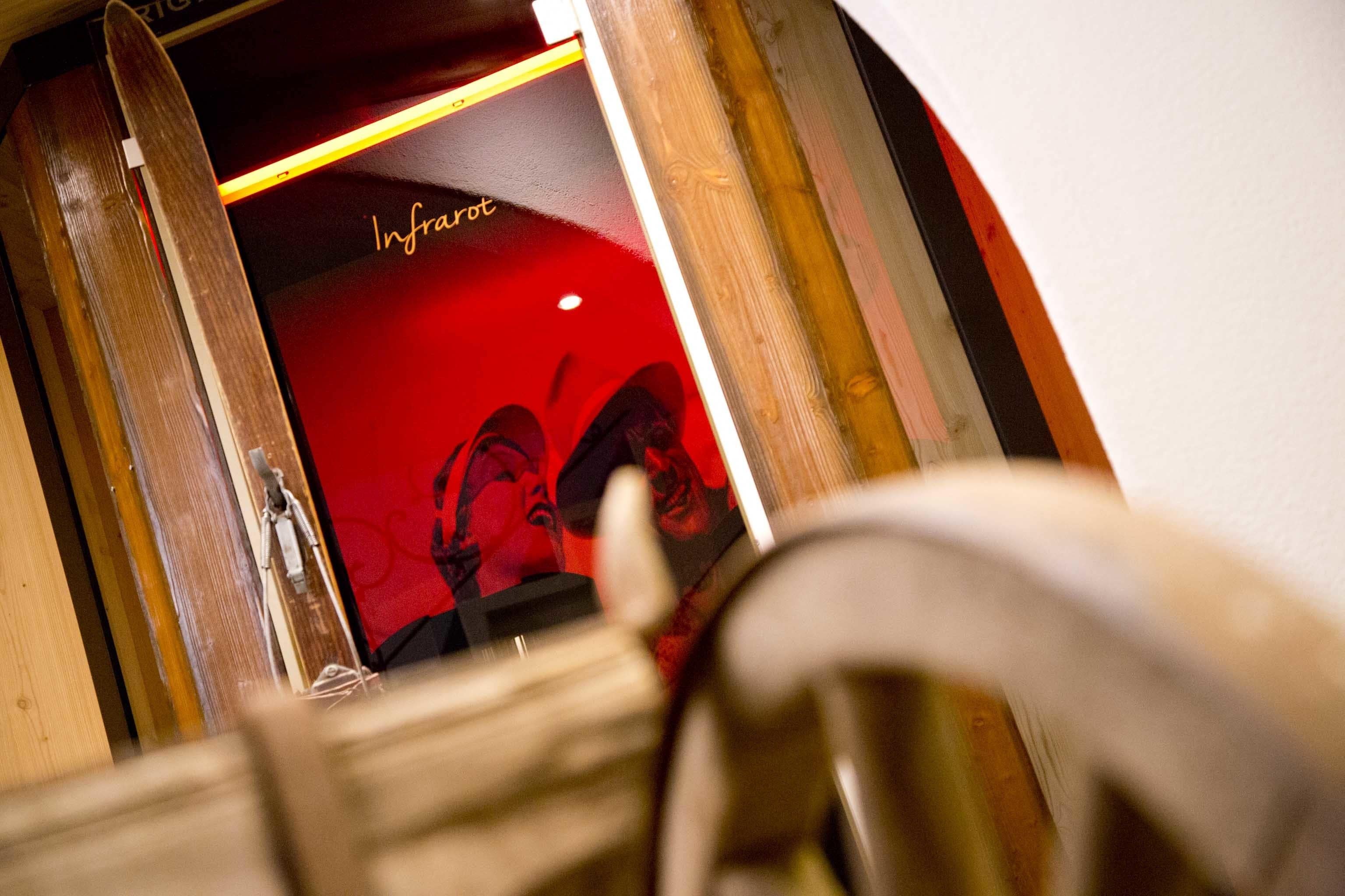 Una puerta con interior rojo y un letrero que dice "Infra".