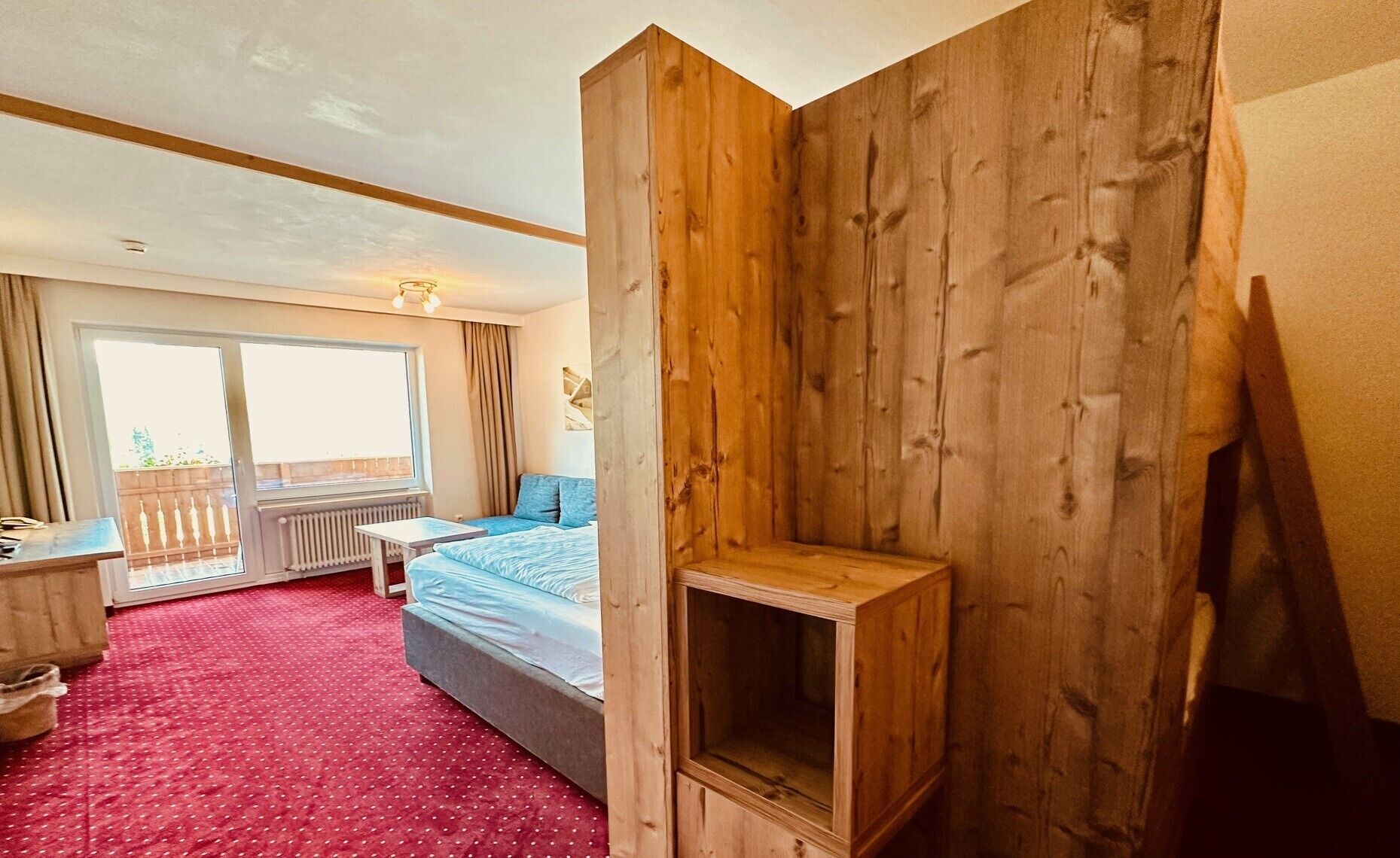 ملاءات للفراش لا تسبب الحساسية وخزنة داخل الغرفة وواي فاي مجانًا