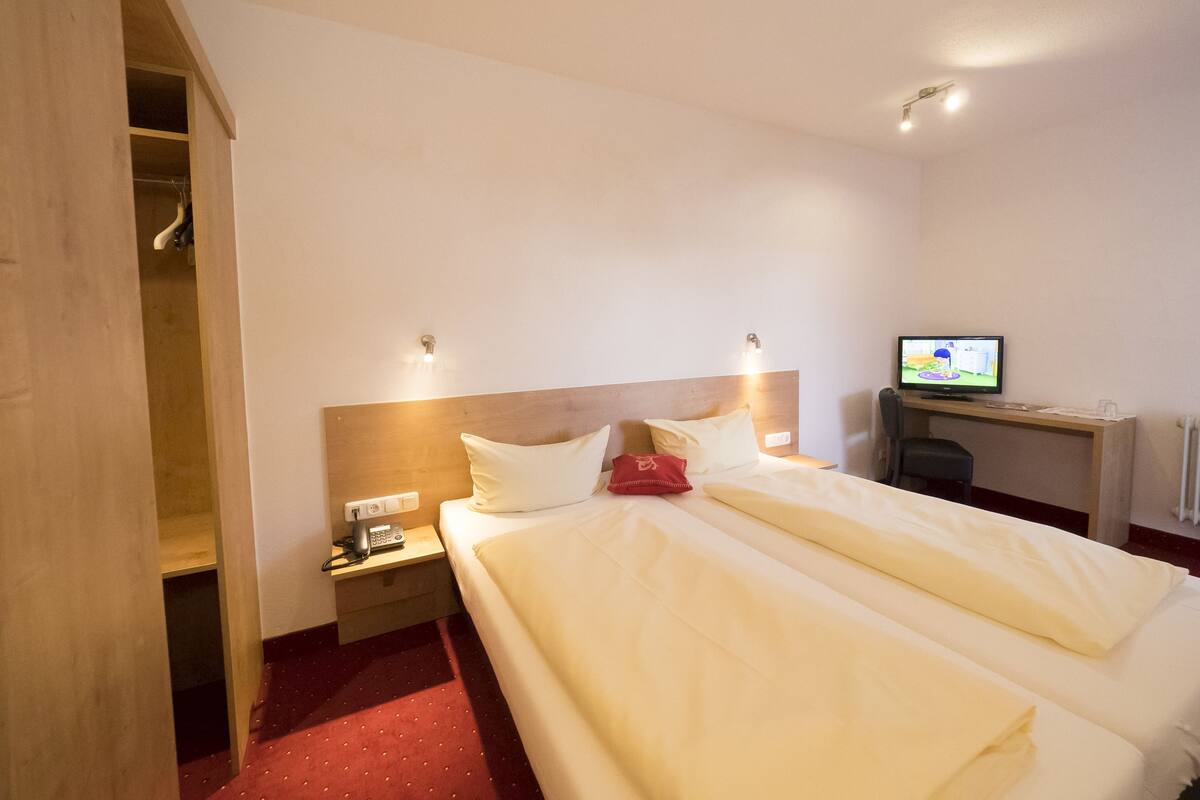 Basic Studio | 2 bedrooms, hypo-allergenic bedding, in-room safe, free WiFi