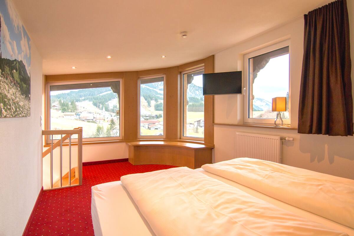 deluxe duplex, bathtub, mountain view | 2 bedrooms, hypo-allergenic bedding, in-room safe, free wifi