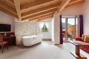 Suíte luxo, 1 cama de casal, banheira | Edredons de pluma, frigobar, cofres nos quartos