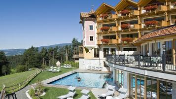 Innenpool, Außenpool, Sonnenschirme, Liegestühle